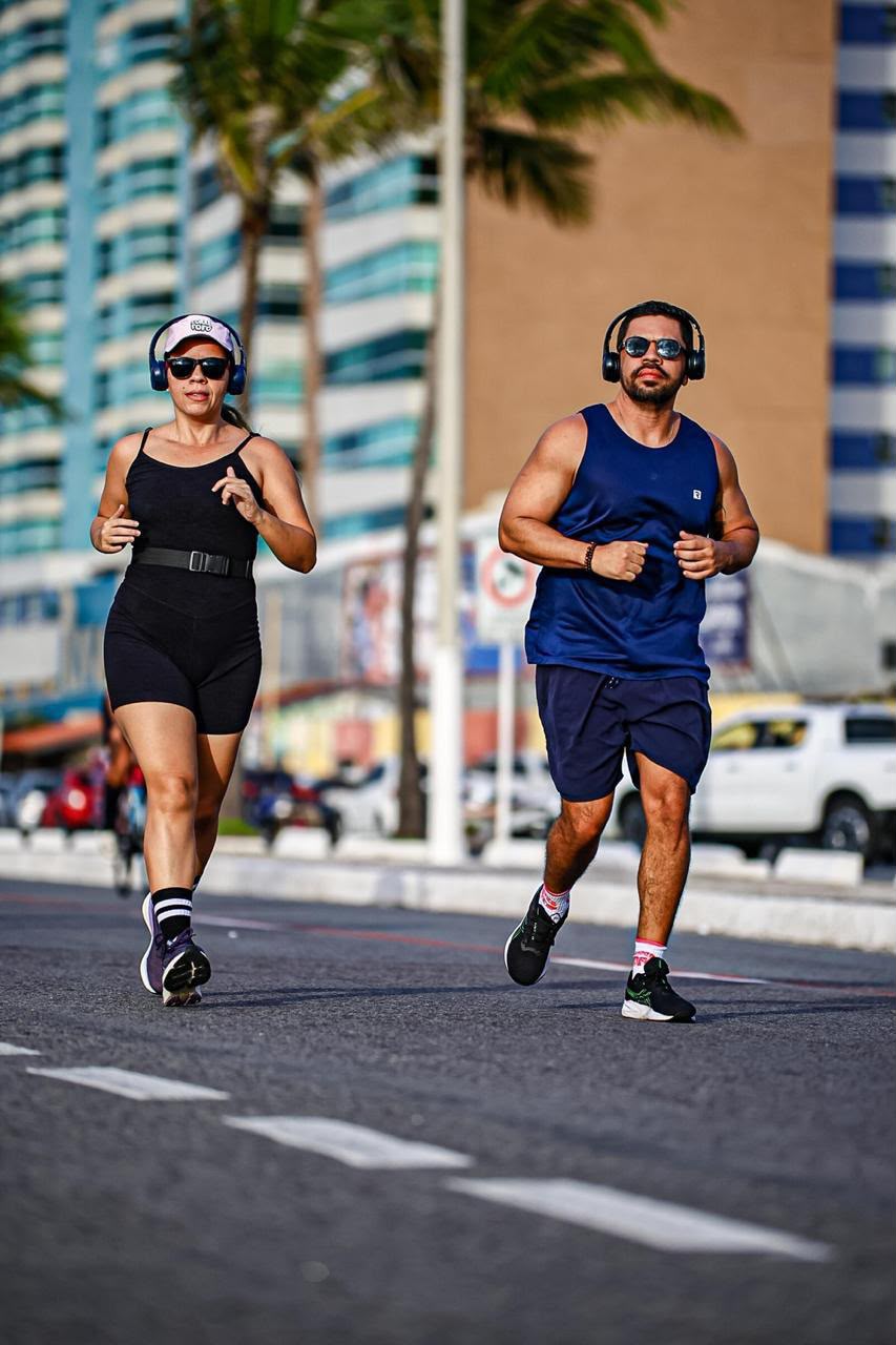 Corrida a dois na orla